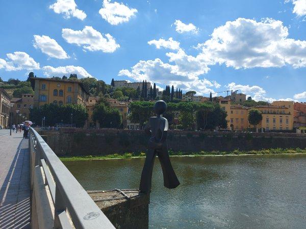 Необычная статуя на мосту во Флоренции - "Шагающий человечек"