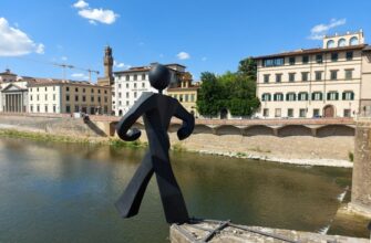 Билеты из..., Санкт-Петербурга - Необычная статуя на мосту во Флоренции - "Шагающий человечек"