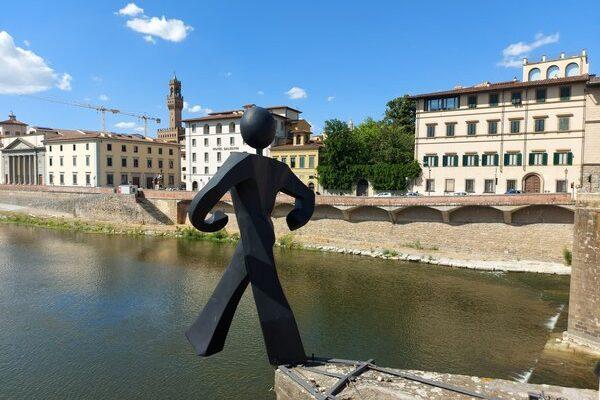 Личный опыт - Необычная статуя на мосту во Флоренции - "Шагающий человечек"