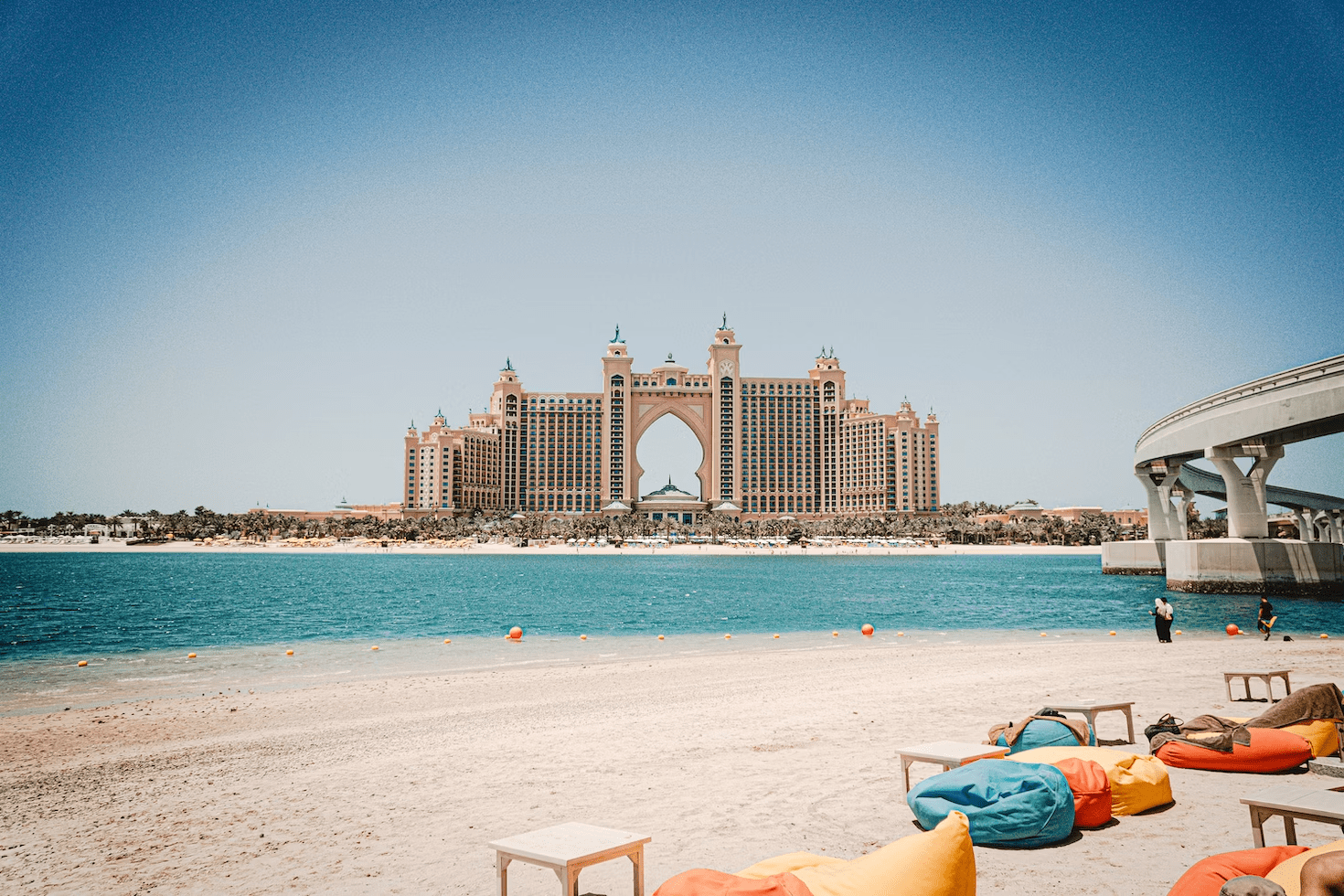 The Beach Дубай. Al Khan в Дубай. Абу Даби пляжи. Radisson Дубай пляж.